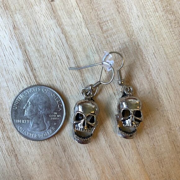 💀 Metallic Skull Dangle Earrings Silver Tone Goth Punk Halloween Vibes - Picture 5 of 6